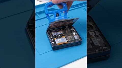 The Z Flip 7 Display Confuses Me… #Shorts