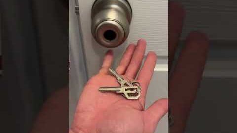 What is a Smart Lock?  GeekTale K01 Smart Door Kbob Biometric!